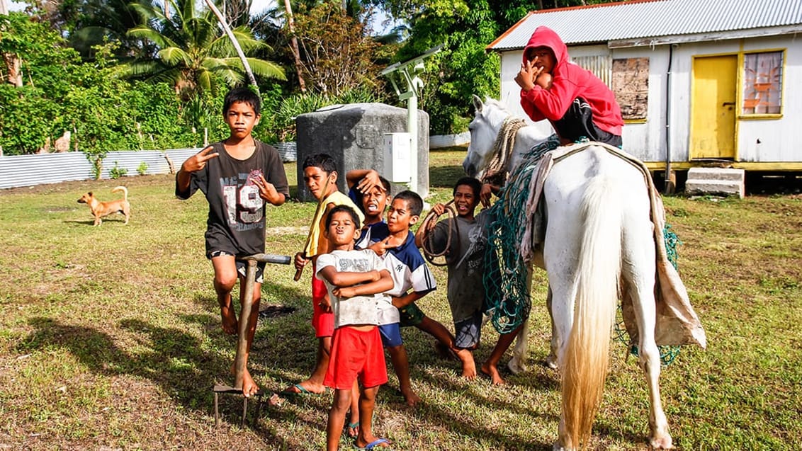 Her kører alt på ”Tonga-tid”, så alt kan vente til i morgen og de lokale byder dig velkommen med Malo e lelei (hej)