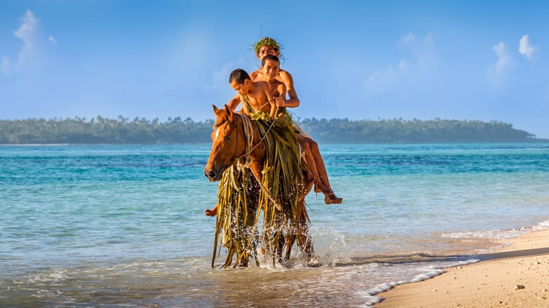 Her kører alt på ”Tonga-tid”, så alt kan vente til i morgen og de lokale byder dig velkommen med Malo e lelei (hej)