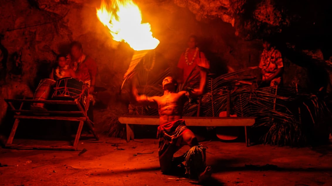 Ildshow i Hina Cave