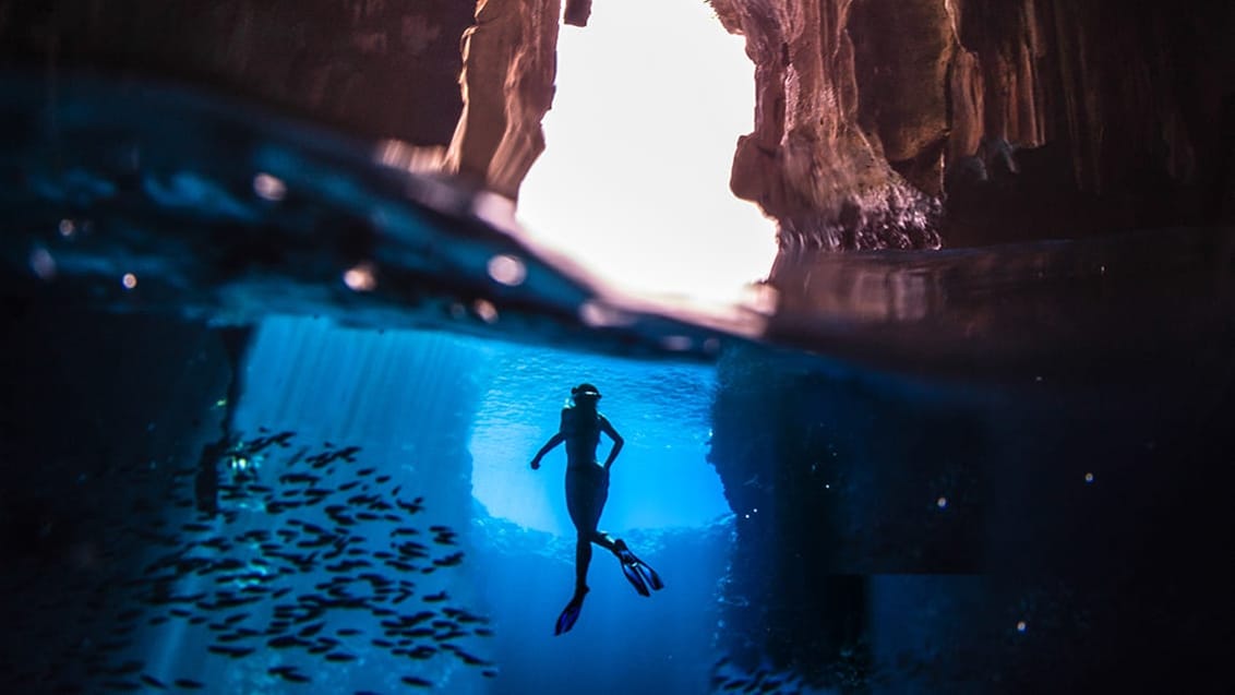 Udforsk Tongas mange grotter i kajak eller med snorkel og maske