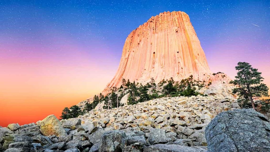 Den lodrette monolit, Devils Tower, hæver sig godt 380 meter op i luften