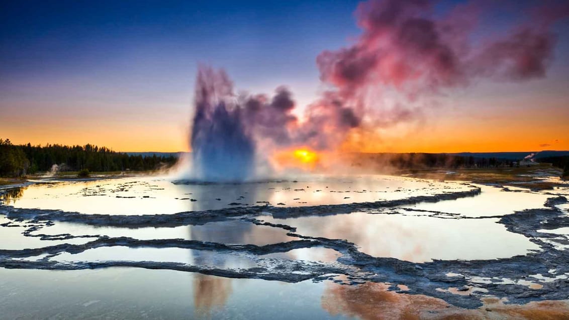 Solnedgang over Great Fountain Geysir i Yellowstone