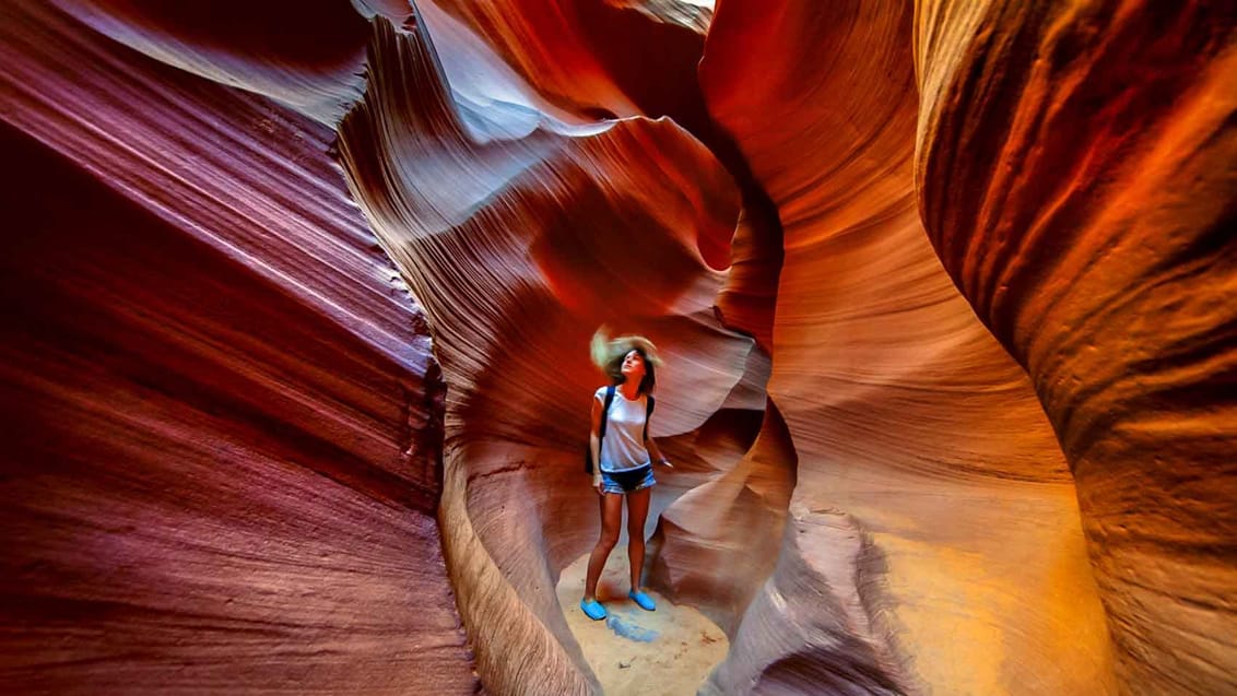 Antelope Canyon en et klippemassiv af sandsten, der ligger placeret midt i et normalt udtørret flodleje ved byen Page