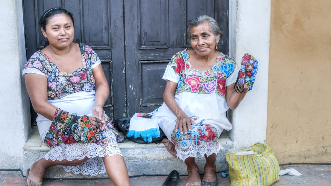 Lokale kvinder i traditionelle kjoler, Valladolid