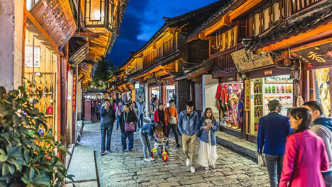 Den gamle bydel i Lijiang er i dag UNESCO fredet, og her finder du masser af små butikker, imponerende templer, hyggelige gader og masser af gode restauranter