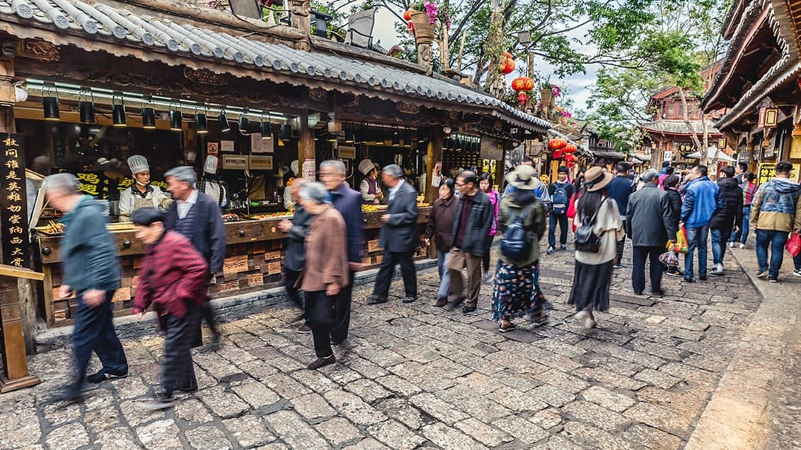 Den gamle bydel i Lijiang er i dag UNESCO fredet, og her finder du masser af små butikker, imponerende templer, hyggelige gader og masser af gode restauranter