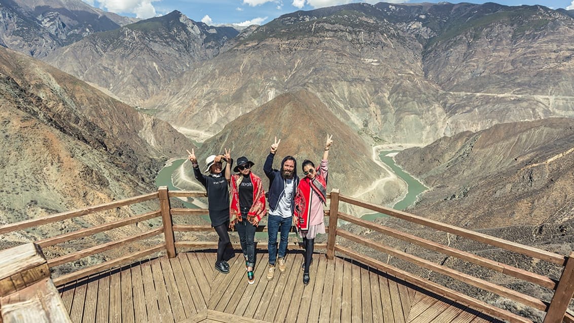 Du føler virkelig, du er ankommet til Tibet, da du befinder dig på et høj-plateau omgivet af bjerge, tibetanere og buddhistiske templer