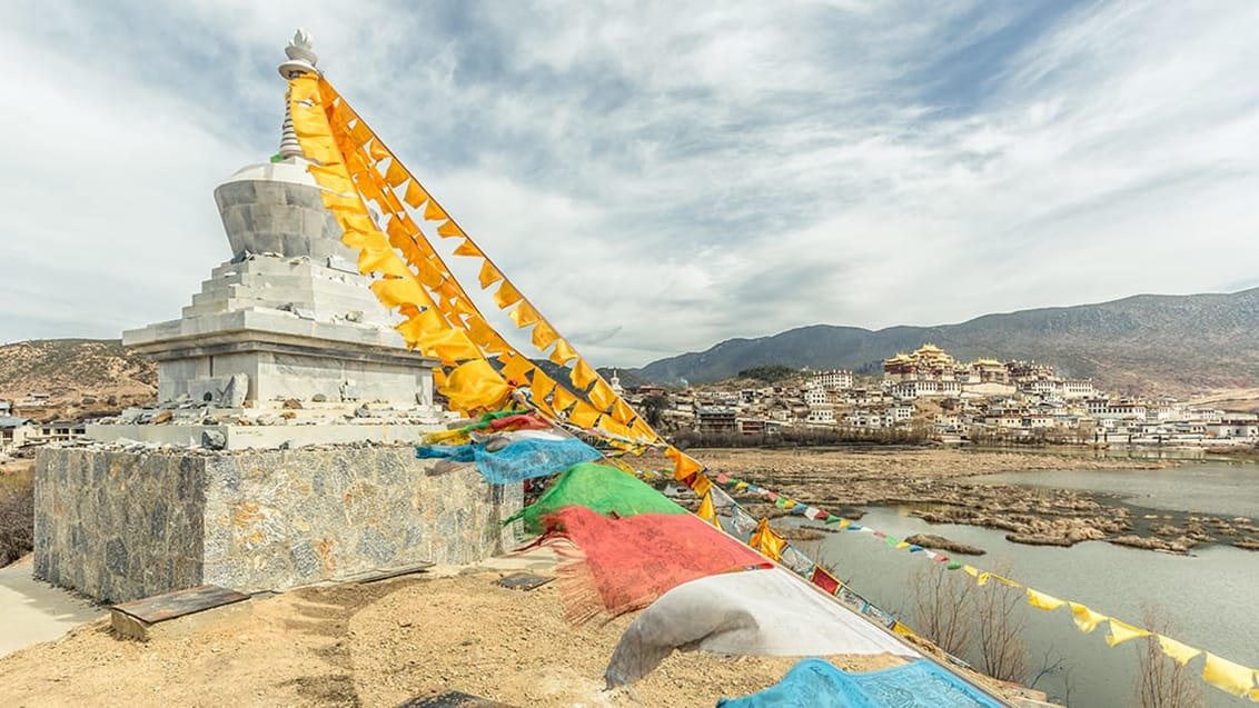 Du føler virkelig, du er ankommet til Tibet, da du befinder dig på et høj-plateau omgivet af bjerge, tibetanere og buddhistiske templer