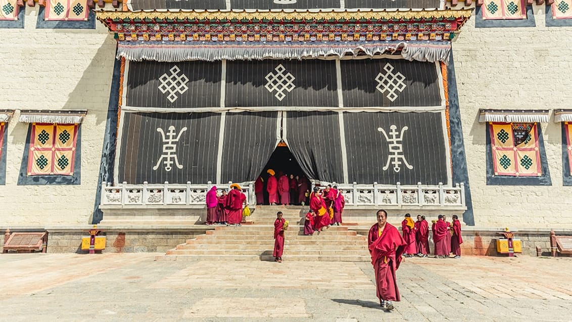 Du føler virkelig, du er ankommet til Tibet, da du befinder dig på et høj-plateau omgivet af bjerge, tibetanere og buddhistiske templer