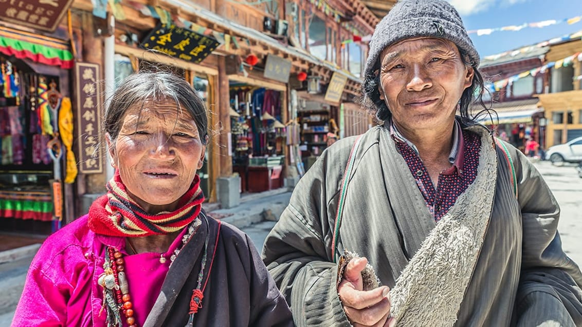 Du føler virkelig, du er ankommet til Tibet, da du befinder dig på et høj-plateau omgivet af bjerge, tibetanere og buddhistiske templer