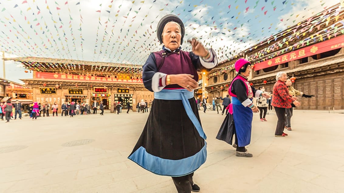 Du føler virkelig, du er ankommet til Tibet, da du befinder dig på et høj-plateau omgivet af bjerge, tibetanere og buddhistiske templer