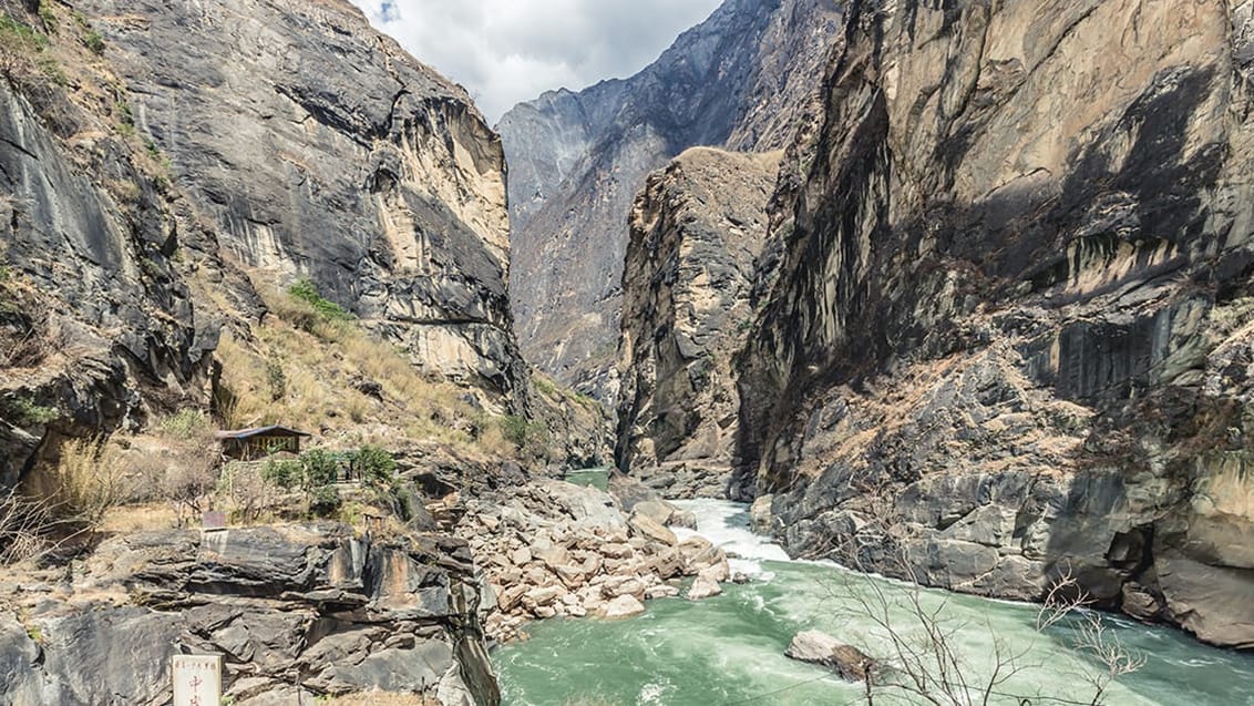 Bjergene rejser sig cirka 3.800 meter fra Jinsha floden i bunden af Tiger Leaping Gorge