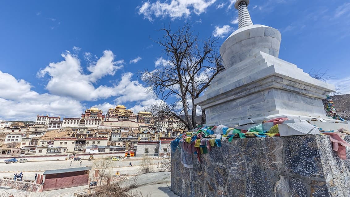 Du føler virkelig, du er ankommet til Tibet, da du befinder dig på et høj-plateau omgivet af bjerge, tibetanere og buddhistiske templer