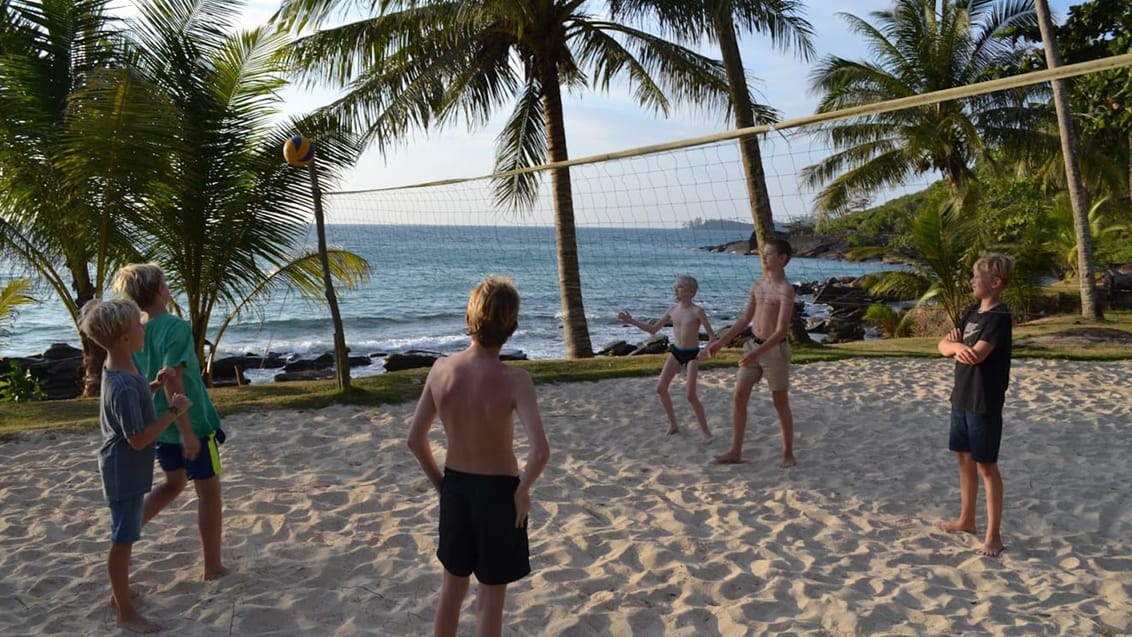 Hygge for hele familien med beachvolley på Koh Kood