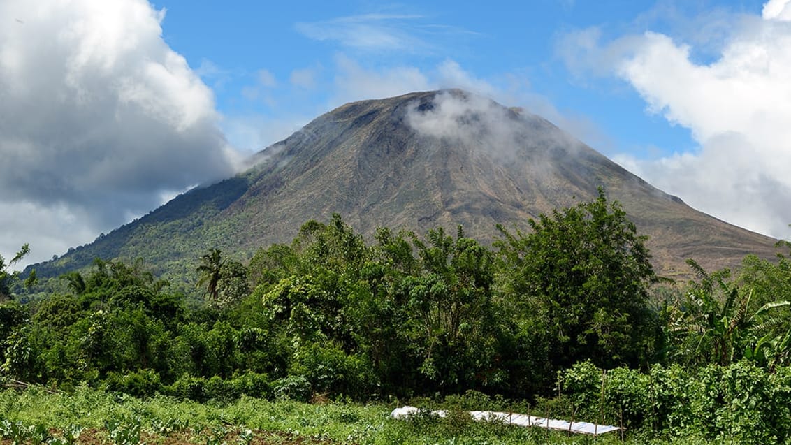 Trek på Mahawu-vulkanen på Sulawesi