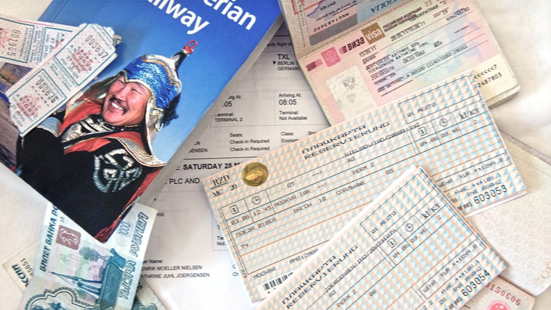 Klar til at komme afsted på eventyr med visums, pas, guidebog, phrasebook og togbilletter