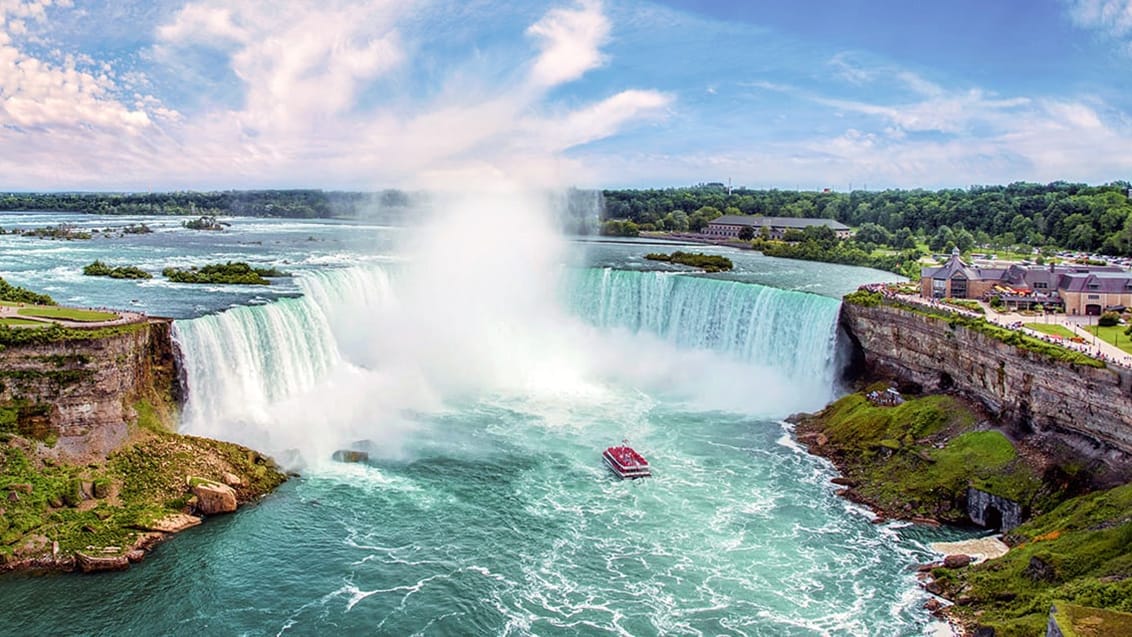 Du kan opleve imponerende Niagara Falls til lands, til vands eller fra luften