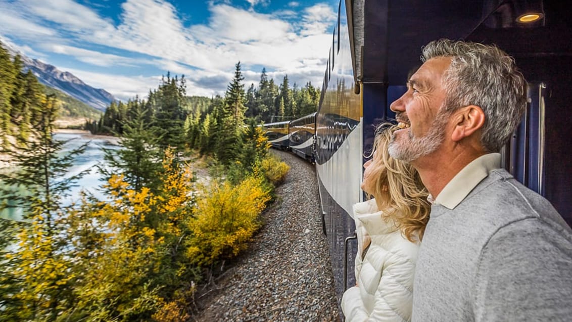 En rejse med Rocky Mountaineer er en fantastisk togrejse som udover smuk natur også byder på forkælelse med gastronomi, design og eminent service – du skal blot læne dig tilbage og ser Canadas smukkes
