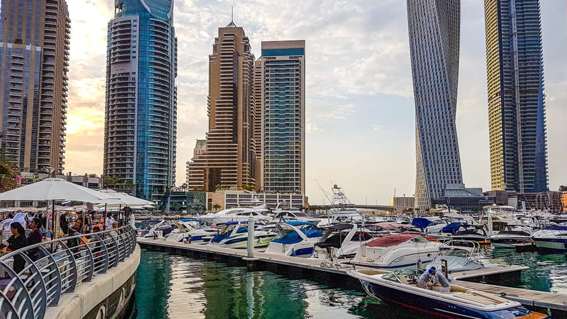 Bo omkring Dubai Marina med promenader, lysthavn og byliv