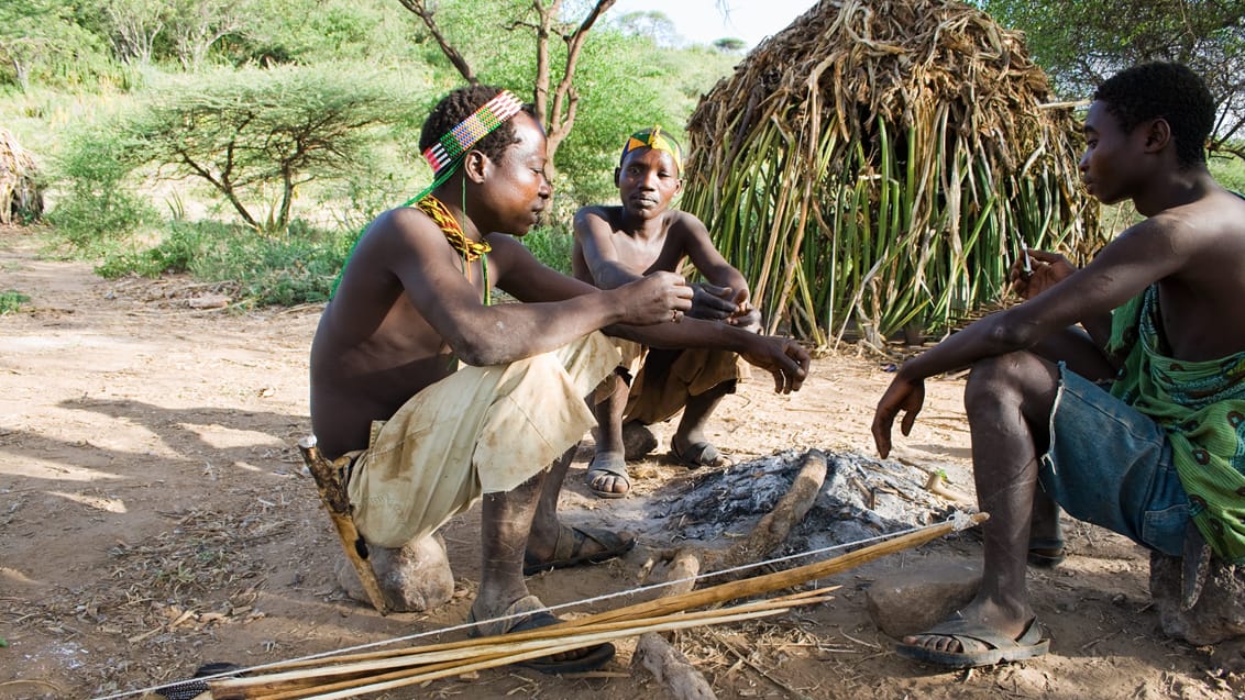 Hadzabe stammen ved Lake Eyasi