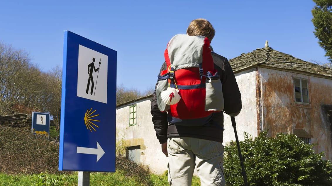 Pilgrim på vej til landsbyen Palas de Rei. Galicien, Spanien