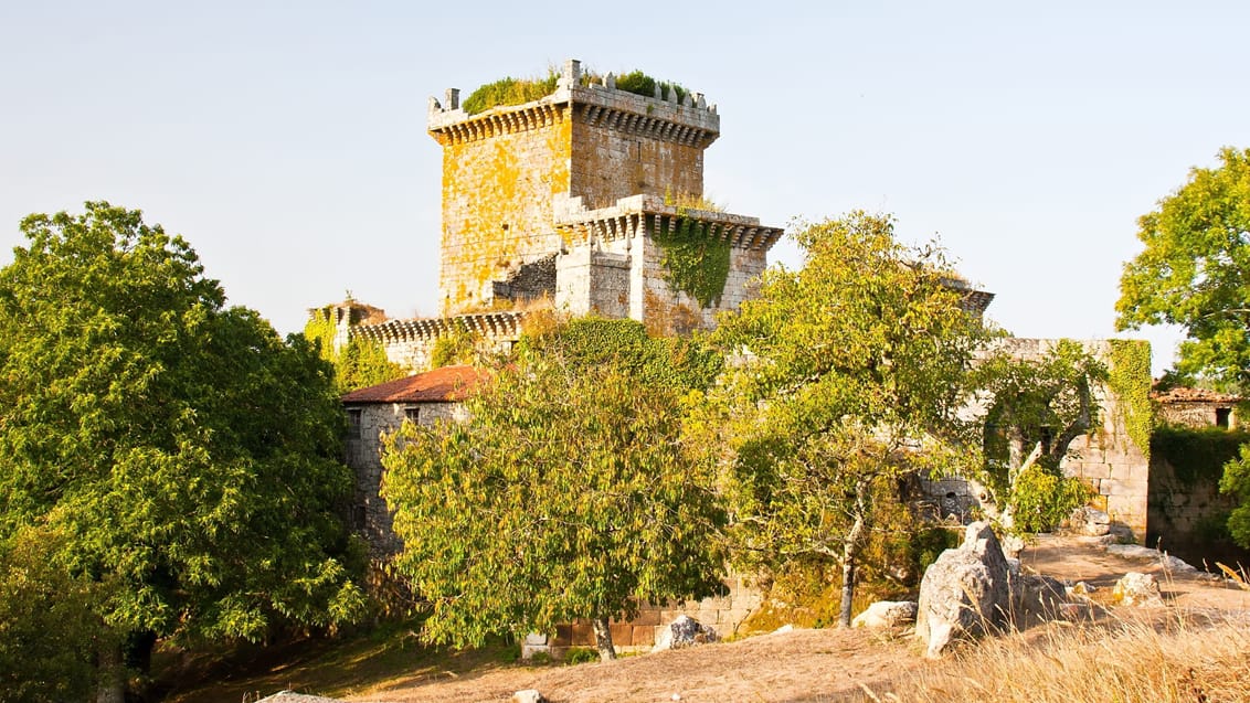 Pambre Borg med sin næsten 5 m tyk fæstningsmur. Palas de Rei, Spanien