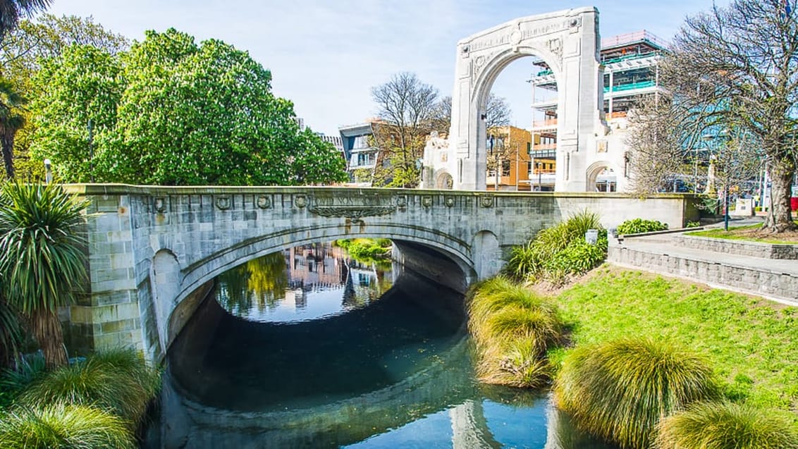 Bridge of Remembrance over Avon River i Christchurch