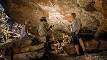 I Arnhem Land vil en de lokale aboriginere genfortælle hans forfædres historie via hulemalerier og naturen - en helt igennem unik og autentisk oplevelse, som du aldrig vil glemme