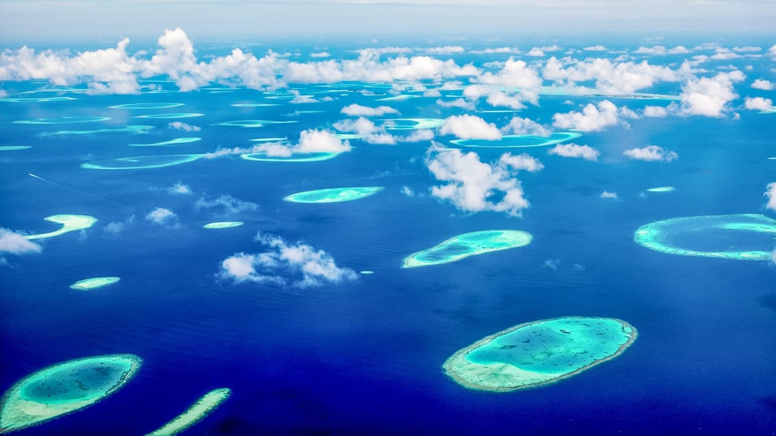 Sejl blandt de fantastisk flotte atoller i Maldiverne