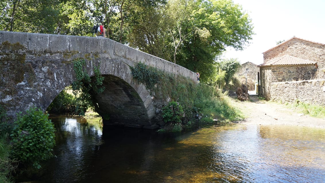 Middelalder bro ved Ribadiso, Caminoen, Spanien