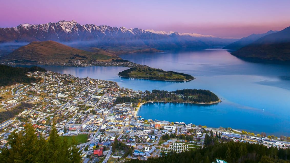 Queenstown ligger smukt ved bredden af Lake Wakatipu