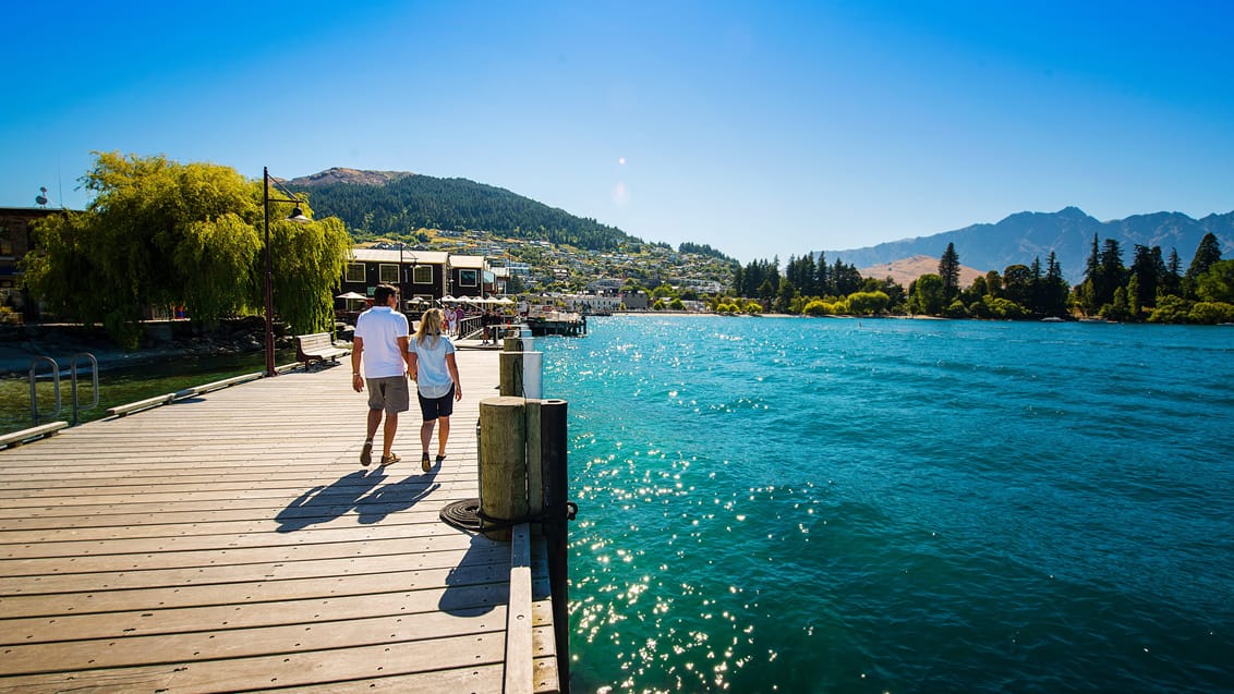 Queenstown ligger smukt ved bredden af Lake Wakatipu