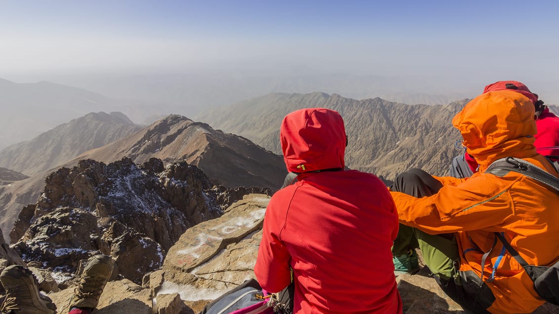 Udsigten nydes over Atlasbjergene, Toubkal, Marokko