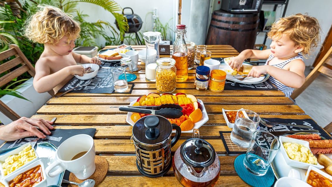 Hyggelig morgenmad med familien i det lille paradis