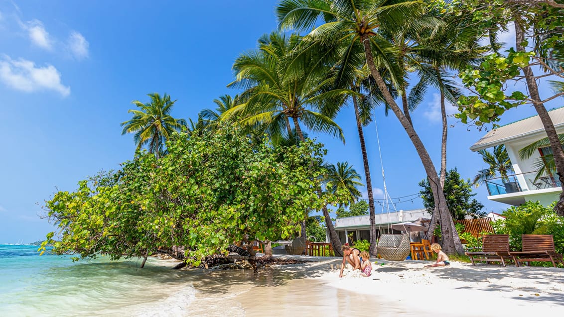 Nyd den private strand med kridhvid sand og roligt vand