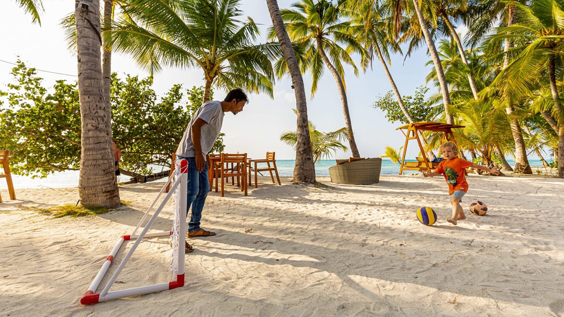 Fodboldspil på strandbanen på Veli Villa