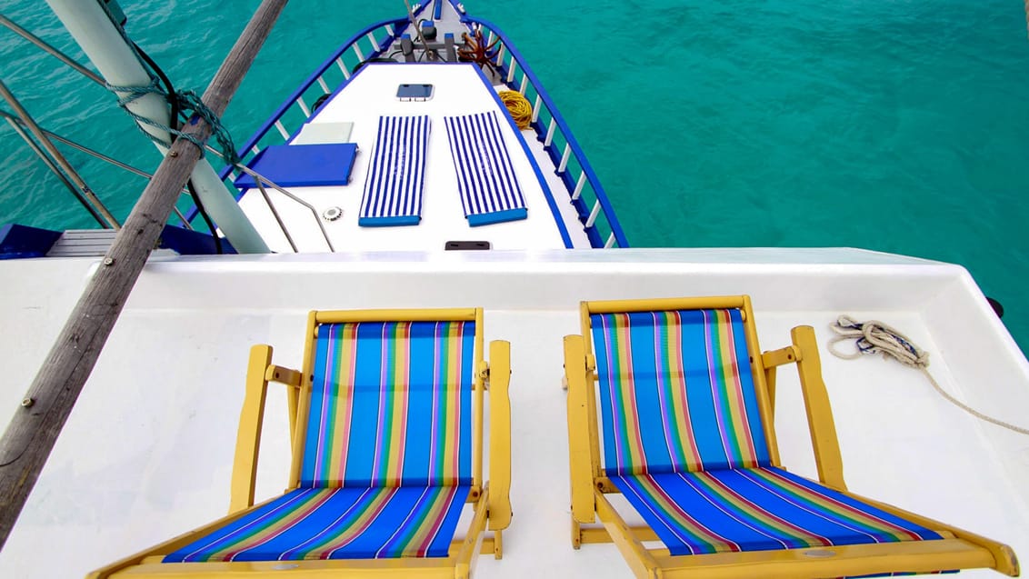 Dækket ombord på båden med solstole