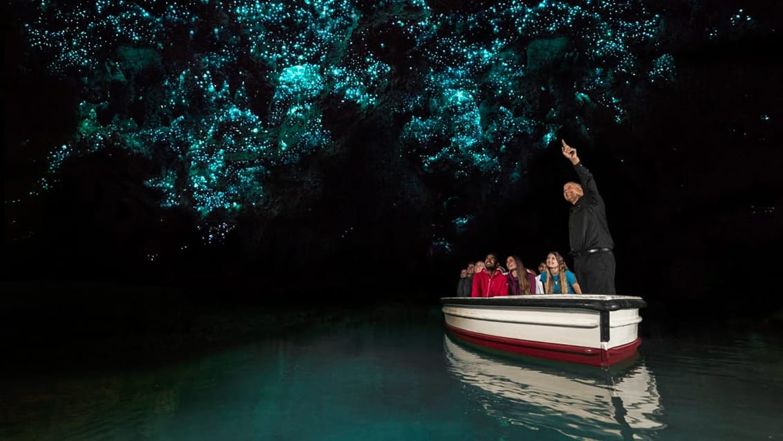 Oplev de imponerende grotter ved Waitomo, hvor glødeorme lyser grotterne op