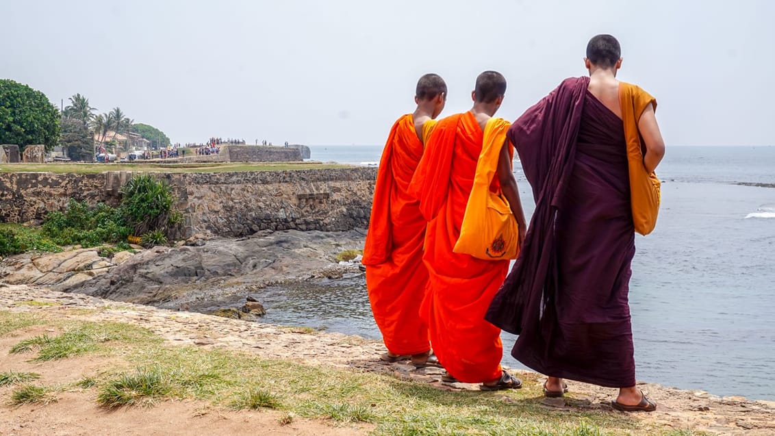 Nysgerrige buddhistiske munke ved Galle