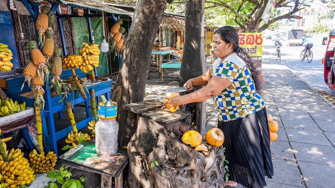 Nyd det helt friske frugt i boderne langs strandene i Sri Lanka