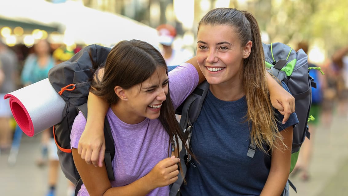 Glade backpackere i Barcelonas gader