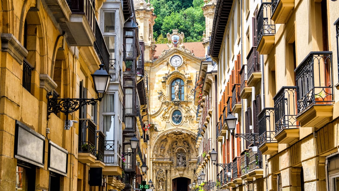 Gå en tur i den gamle bydel i San Sebastian, Spanien