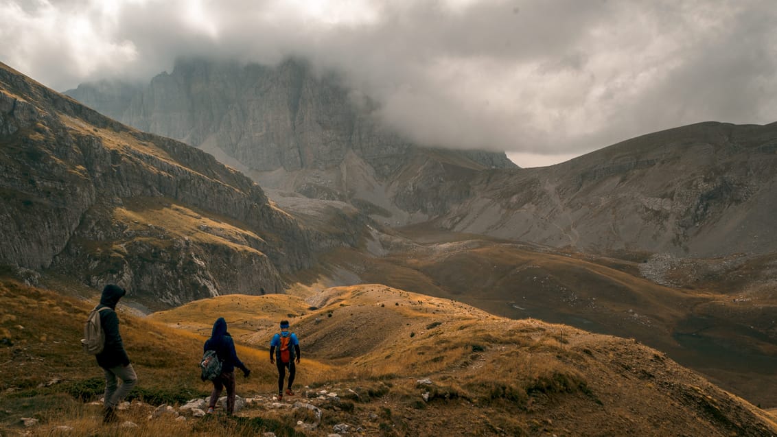 Vandring ned fra Dragon Lake, Vikos-Aoos Nationalpark, Grækenland