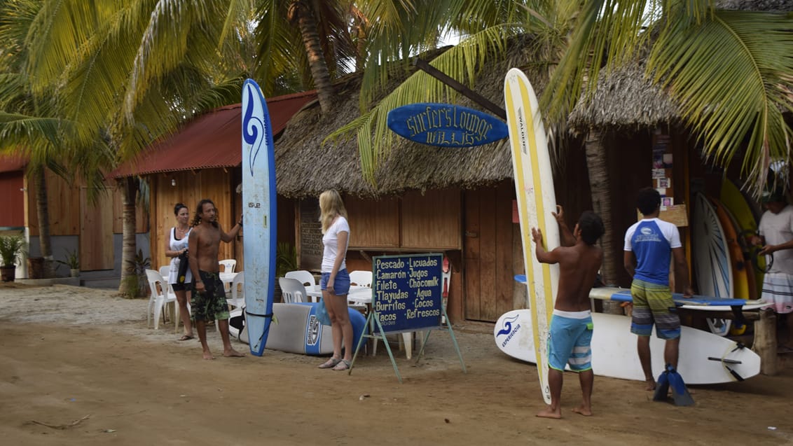 Hovedgaden ved La Punta stranden i Puerto Escondido