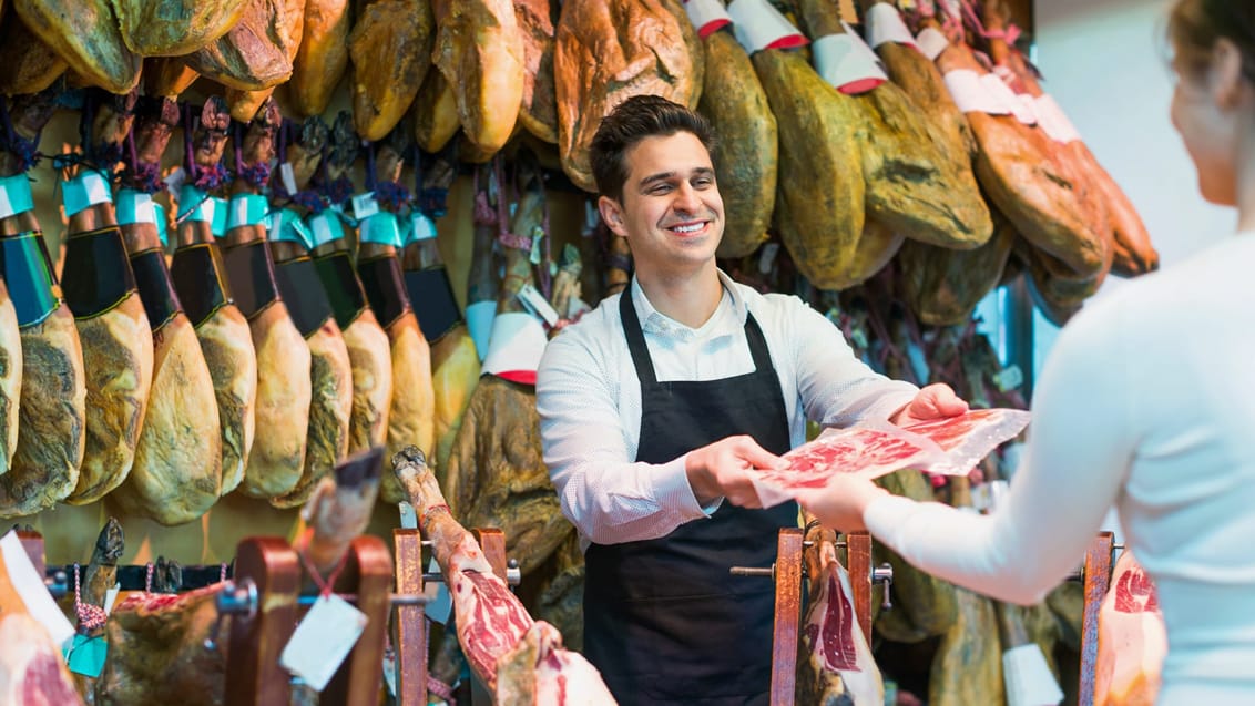 Prøv serrano og iberico skinke på markeder i Spanien