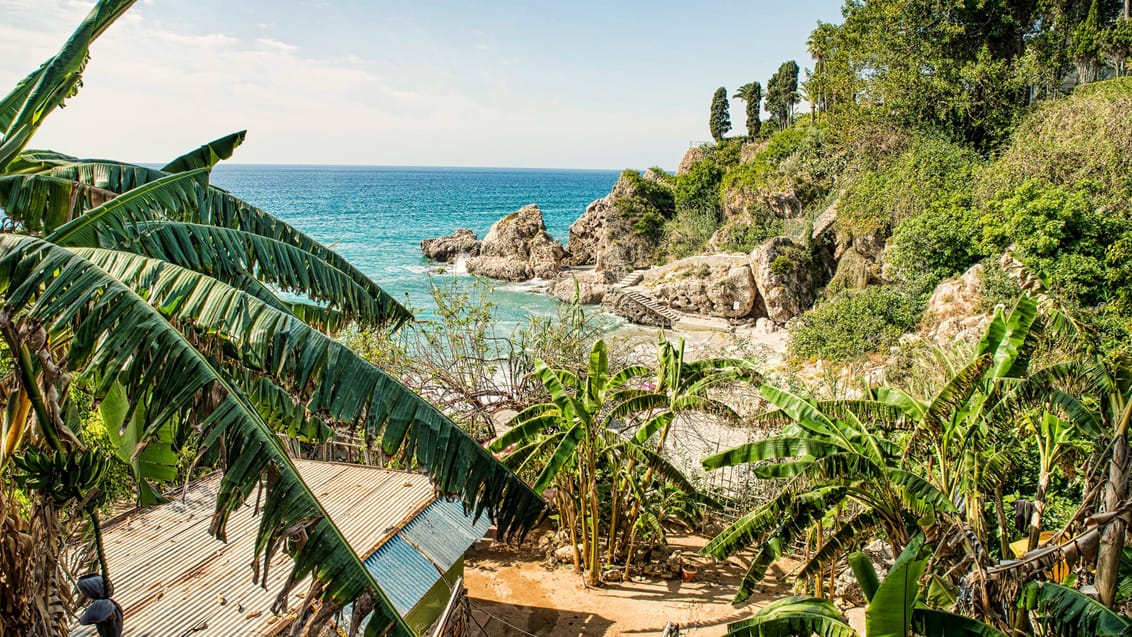 En lille gemt strand omkring Nerja i Spanien