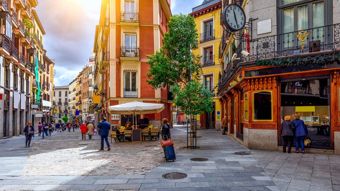 Gå i de hyggelige gader og kvarterer i Madrid blandt lokalbefolkningen