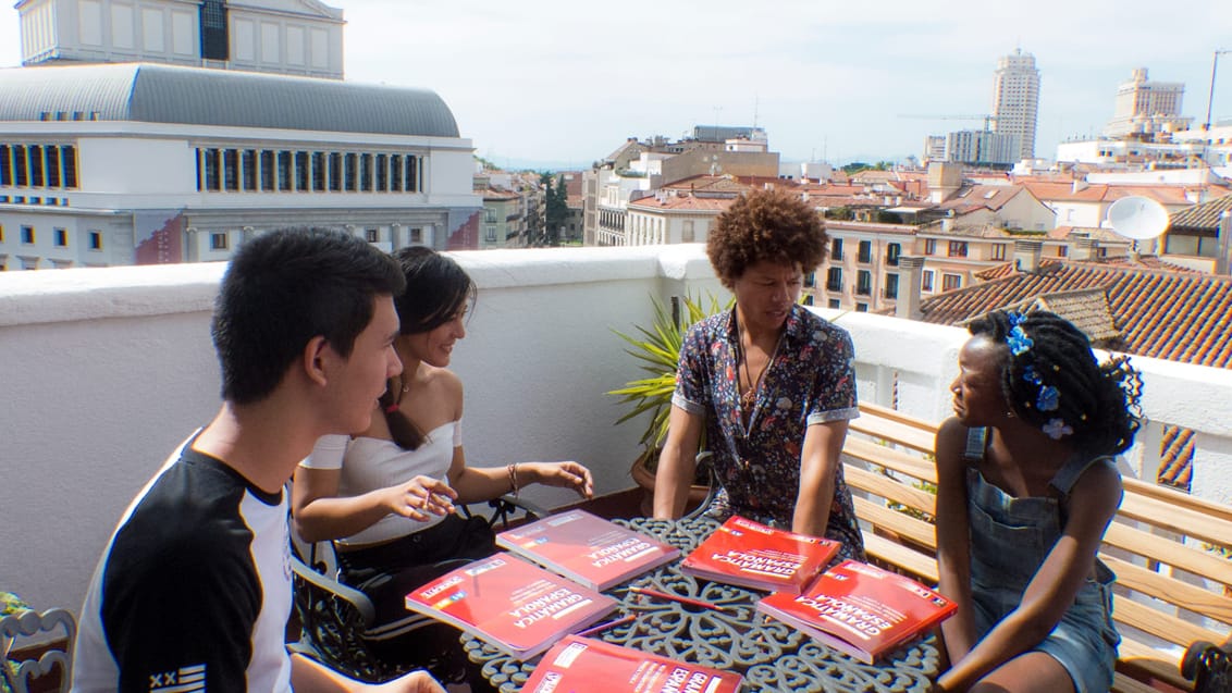 Nyd undervisning på den øvre terrasse på sprogskolen i Madrid