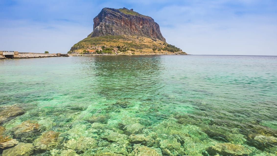 Det smukke klare hav ved Monemvasia