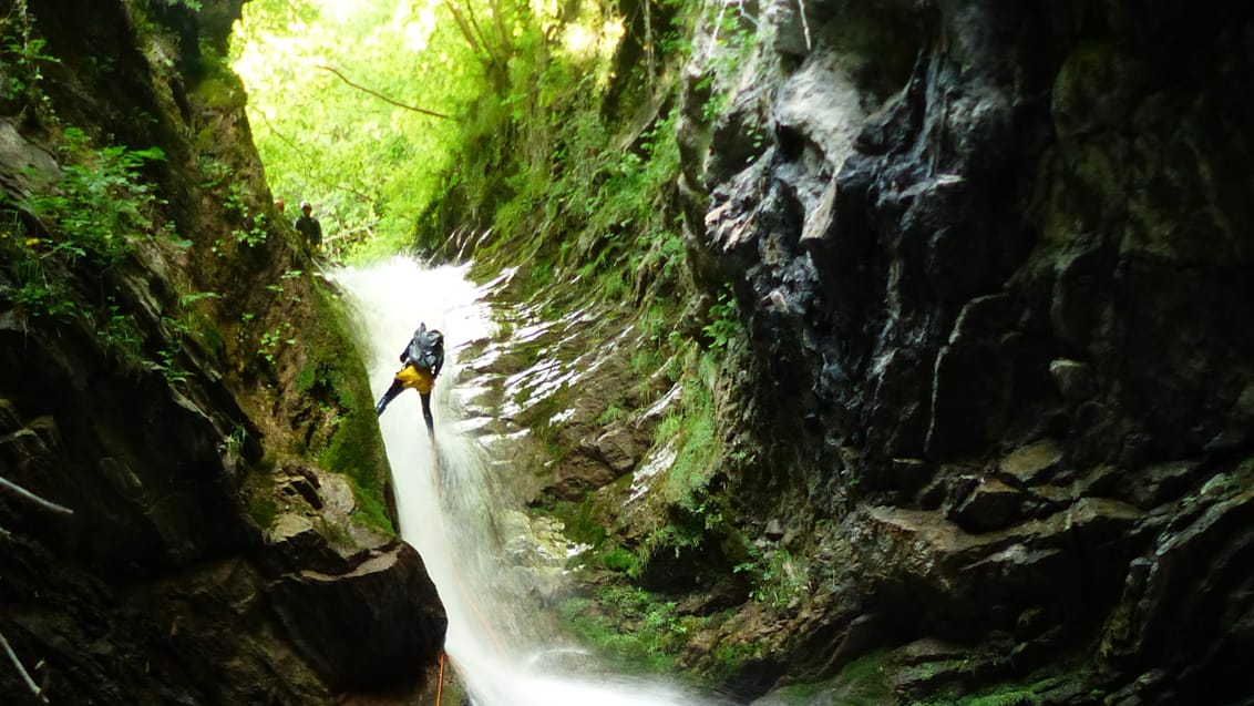 Få adrenalinsus i Espot med canyoning